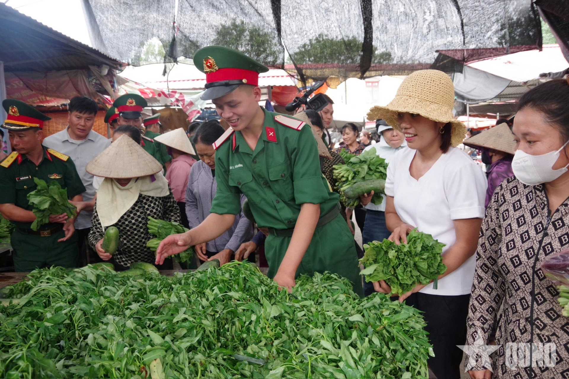 Ấm áp tình quân dân từ phiên chợ 0 đồng